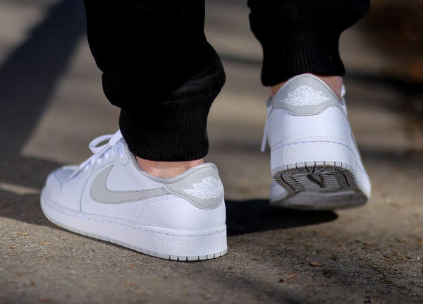 Air Jordan 1 Retro Low 'White Neutral Grey' 2015 au pieds (2)