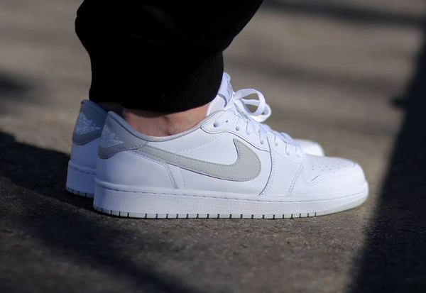 Air Jordan 1 Retro Low 'White Neutral Grey' 2015 au pieds (3)