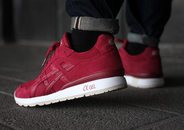 Asics GT 2 'Suede' Burgundy (Bordeaux) aux pieds (4)