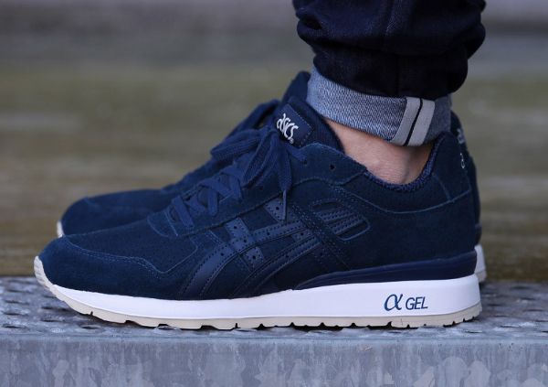 Asics GT 2 'Suede'  Navy (bleu marine) aux pieds (2)