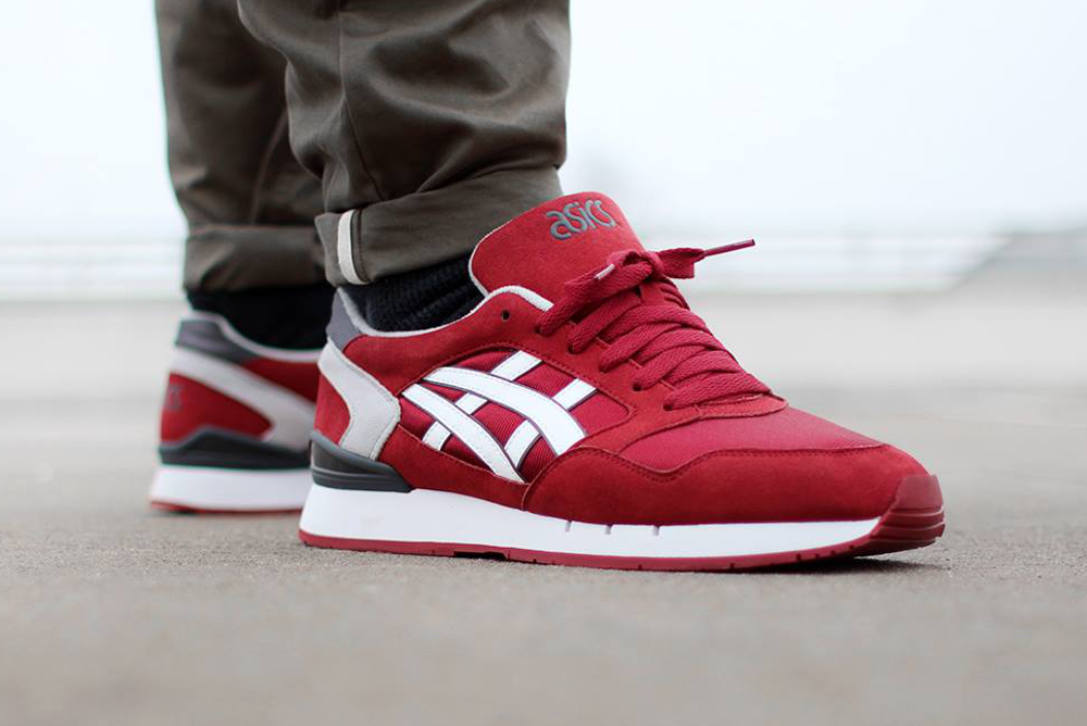 Asics Gel Atlanis Burgundy White (Bordeaux) aux pieds  (4)