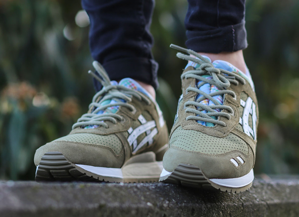 Asics Gel Lyte 3 Plaid 'Light Olive' aux pieds-3