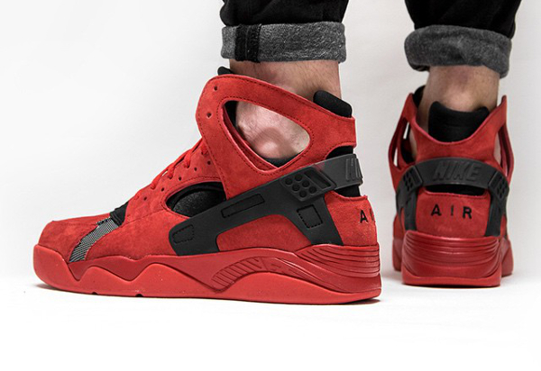 Nike Air Flight Huarache Suede 'University Red' (rouge) aux pieds (1)