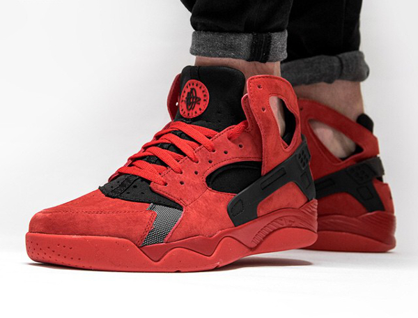 Nike Air Flight Huarache Suede 'University Red' (rouge) aux pieds (2)