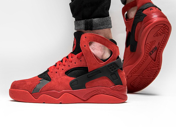 Nike Air Flight Huarache Suede 'University Red' (rouge) aux pieds (3)