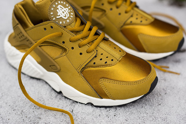 nike huarache doré