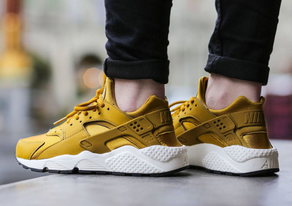 Nike Air Huarache 'Bronzine' (dorée) aux pieds (4)