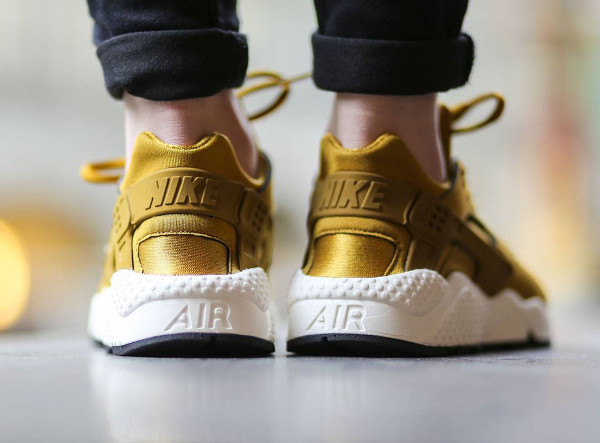 Nike Air Huarache 'Bronzine' (dorée) aux pieds (5)