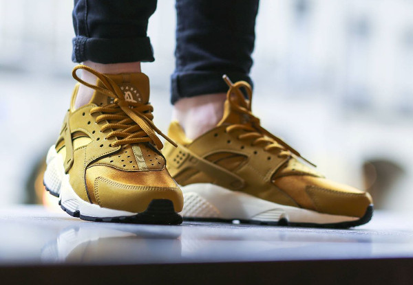 Nike Air Huarache 'Bronzine' (dorée) aux pieds (6)