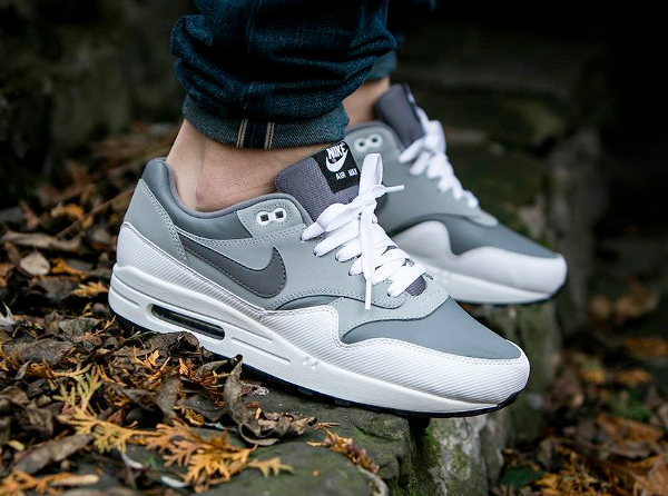 Nike Air Max 1 Leather 'Cool Grey' aux pieds