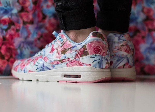 Nike Air Max 1 Ultra City Floral Paris (fleurs lys & roses) aux pieds (1)