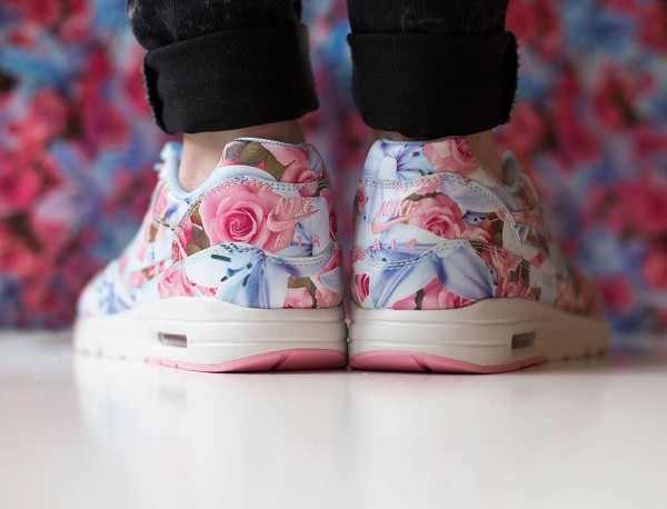 Nike Air Max 1 Ultra City Floral Paris (fleurs lys & roses) aux pieds (3)