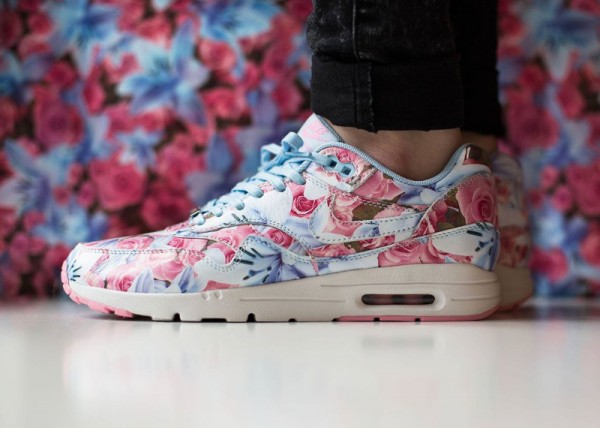 Nike Air Max 1 Ultra City Floral Paris (fleurs lys & roses) aux pieds (4)