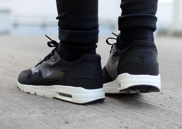 Nike Air Max 1 Ultra Essentials 'BlackSail' (noir) aux pieds (2)