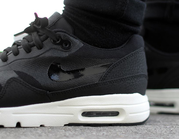 Nike Air Max 1 Ultra Essentials 'BlackSail' (noir) aux pieds (3)