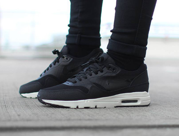 Nike Air Max 1 Ultra Essentials 'Black/Sail' : où l'acheter ? Nike Air Max 1 Ultra Essentials 'BlackSail' (noir) aux pieds (4