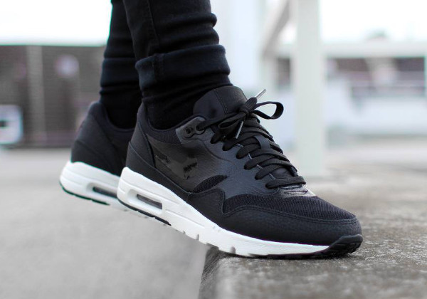 Nike Air Max 1 Ultra Essentials 'BlackSail' (noir) aux pieds (5)