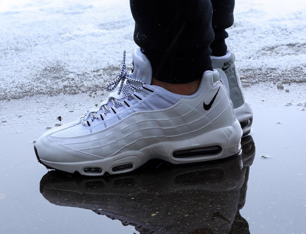 Nike Air Max 95 Black & White (noir et blanc) aux pieds (1)