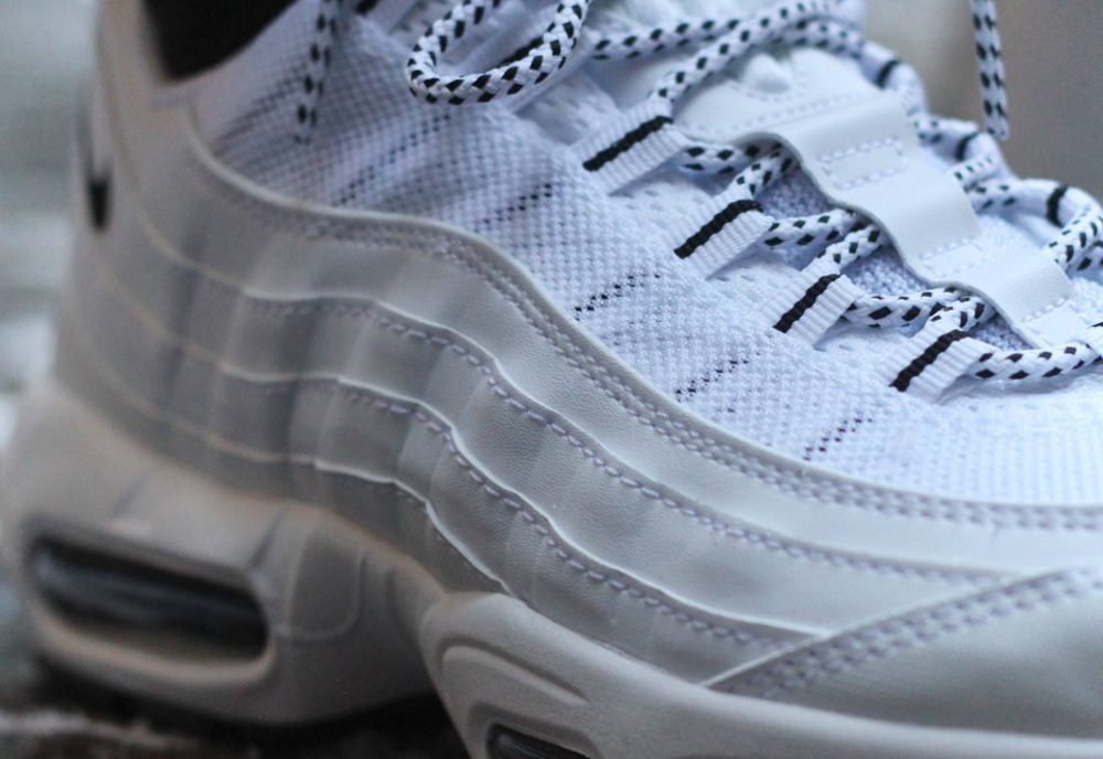 Nike Air Max 95 Black & White (noir et blanc) aux pieds (4)