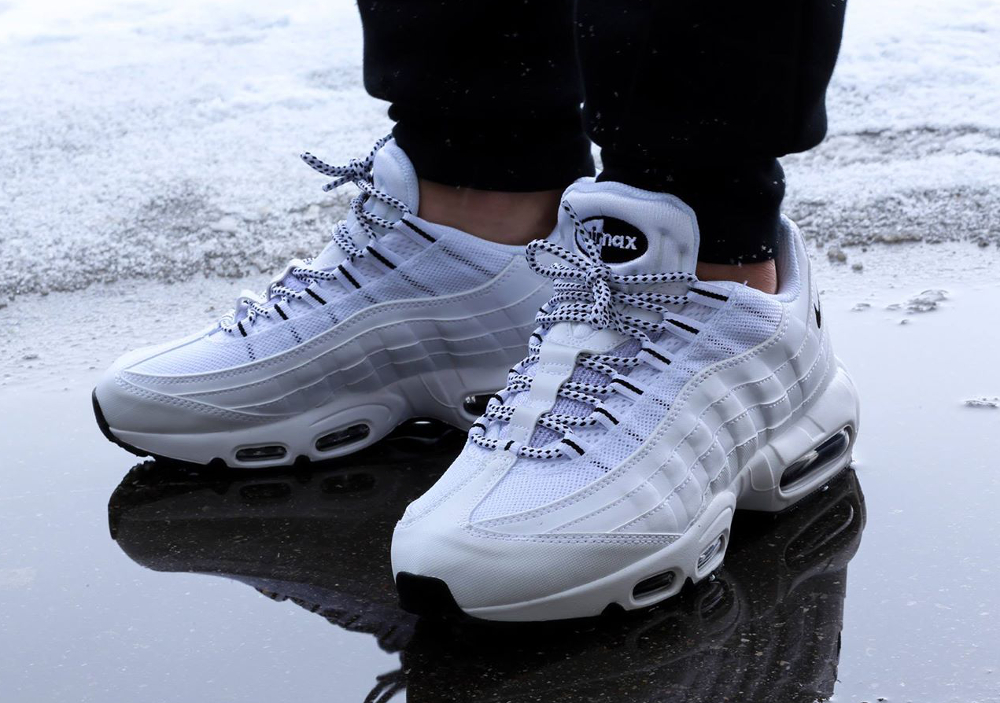 Nike Air Max 95 Black & White (noir et blanc) aux pieds (6)