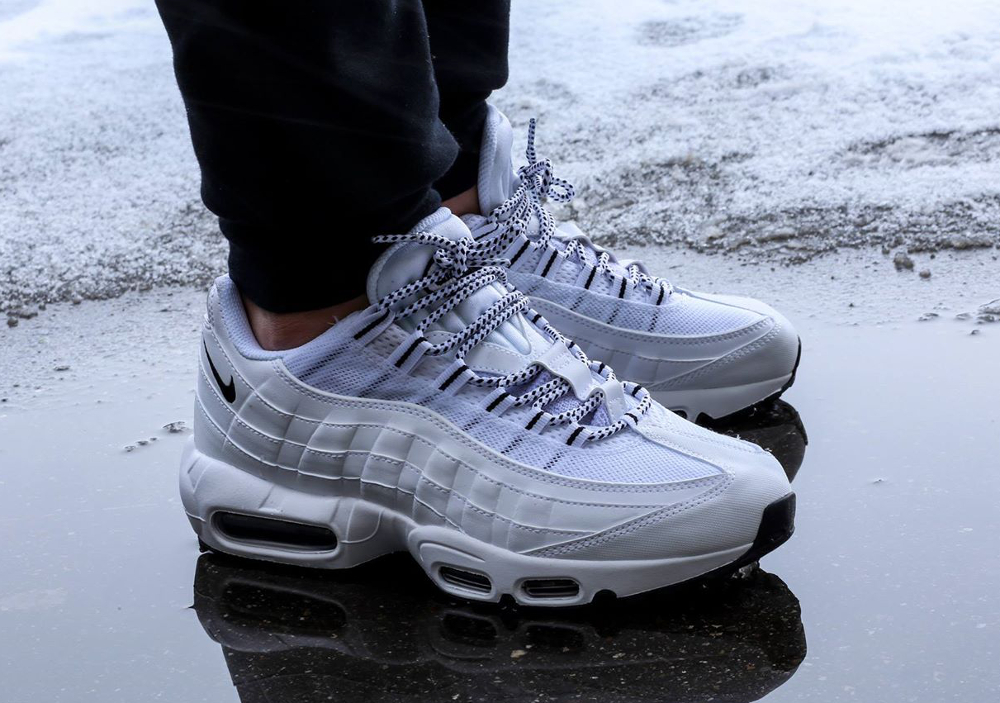 Nike Air Max 95 Black & White (noir et blanc) aux pieds (7)