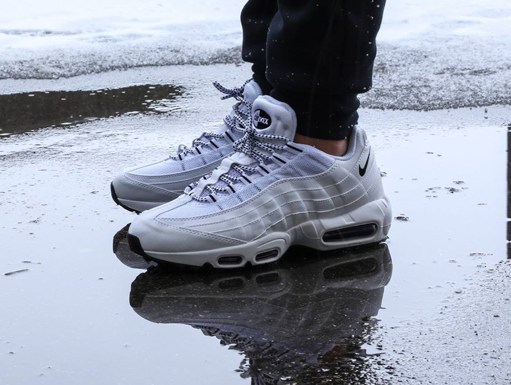 Nike Air Max 95 Black & White (noir et blanc) aux pieds (8)