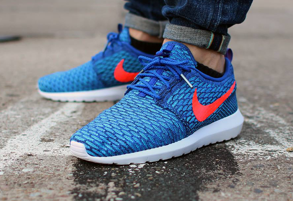 Nike Flyknit Roshe Run 'Royal Blue Bright Orange' aux pieds (1)