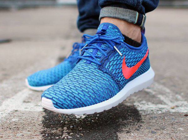 Nike Flyknit Roshe Run 'Royal Blue Bright Orange' aux pieds (2)