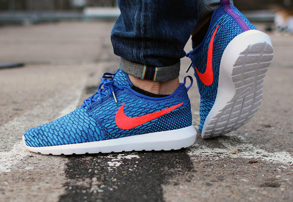 Nike Flyknit Roshe Run 'Royal Blue Bright Orange' aux pieds (3)