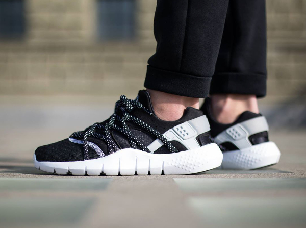 Nike Huarache NM Black White (Noir et Blanc) aux pieds (1)