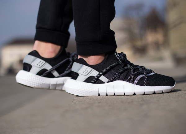 Nike Huarache NM Black White (Noir et Blanc) aux pieds (2)