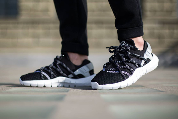 Nike Huarache NM Black White (Noir et Blanc) aux pieds (4)