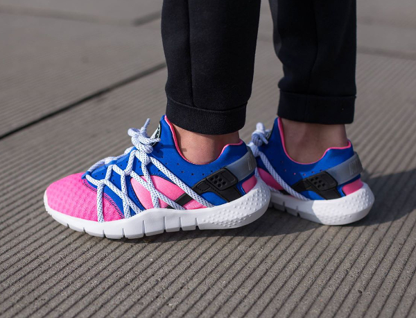 Nike Huarache NM Deep Pink Blue (bleu et rose) aux pieds (1)