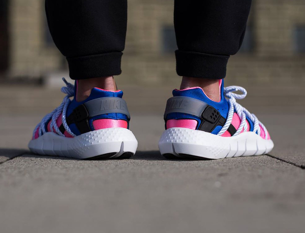 Nike Huarache NM Deep Pink Blue (bleu et rose) aux pieds (2)