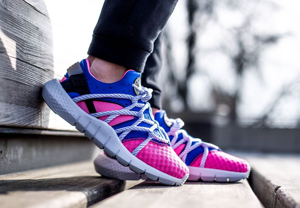 Nike Huarache NM Deep Pink Blue (bleu et rose) aux pieds (3)