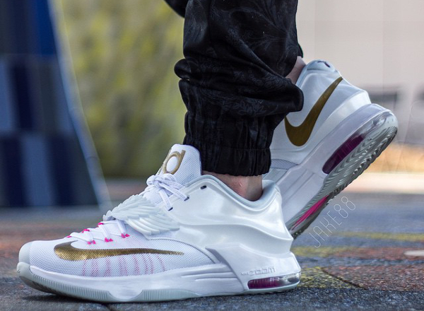 Nike KD 7 'Aunt Pearl' (White Metallic Gold Pink) aux pieds (1)