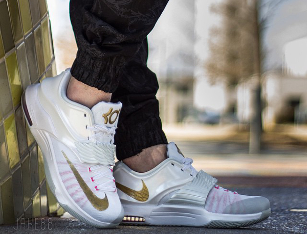 Nike KD 7 'Aunt Pearl' (White Metallic Gold Pink) aux pieds (2)