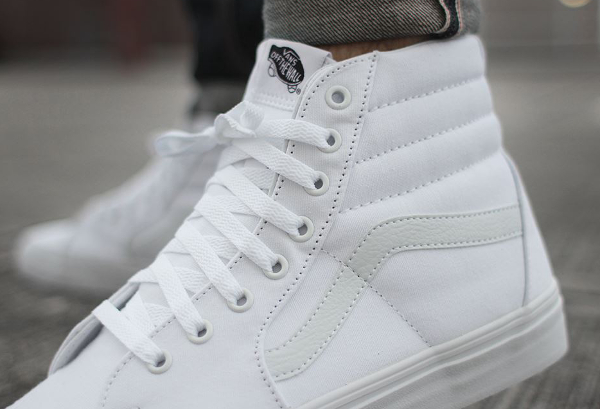 Vans Sk8 Hi True White (blanc) aux pieds (1)