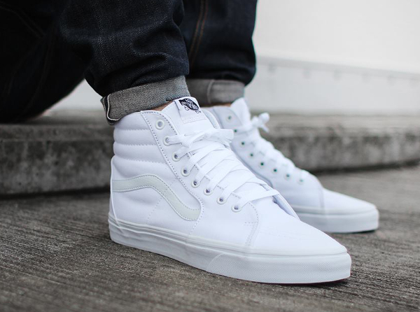 Vans Sk8 Hi True White (blanc) aux pieds (2)