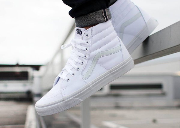 Vans Sk8 Hi True White (blanc) aux pieds (4)