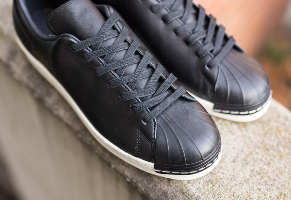 Adidas Superstar 80's Clean Black Off White aux pieds (4)