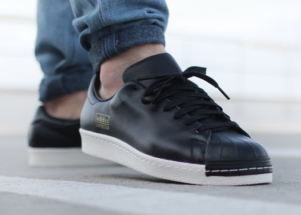 Adidas Superstar 80's Clean Black Off White aux pieds (8)