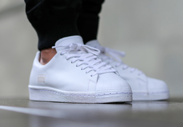 Adidas Superstar 80's Clean White White aux pieds (2)