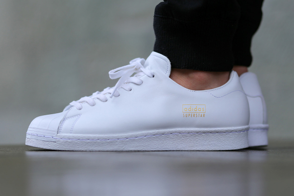 Adidas Superstar 80's Clean White White aux pieds (3)