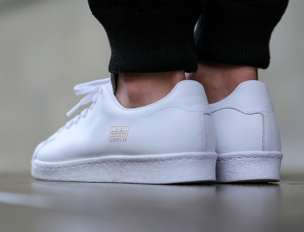 Adidas Superstar 80's Clean White White aux pieds (4)