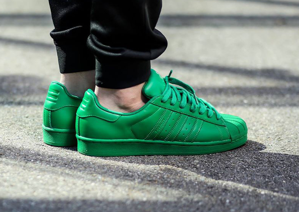 Adidas Superstar x Pharrell Williams Supercolors 'Equality' aux pieds-8