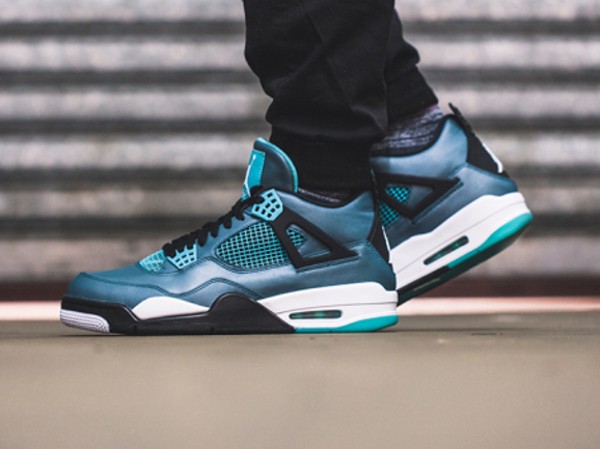 Air Jordan 4 Teal (Turquoise) aux pieds (1)