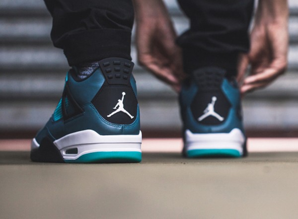 Air Jordan 4 Teal (Turquoise) aux pieds (2)