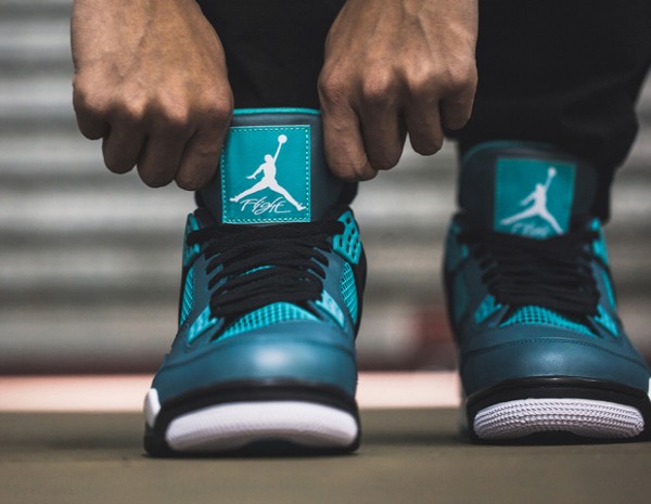 Air Jordan 4 Teal (Turquoise) aux pieds (3)