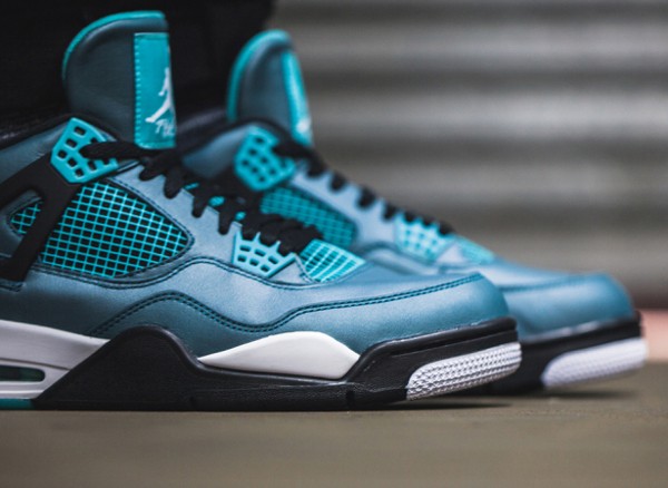 Air Jordan 4 Teal (Turquoise) aux pieds (4)